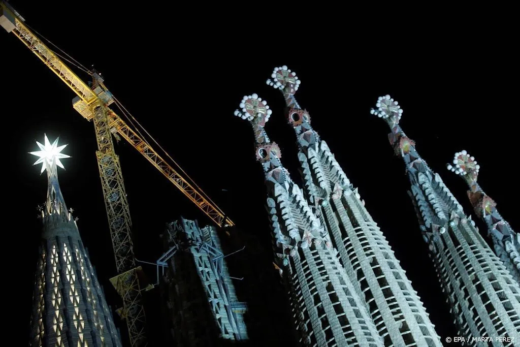 enorme ster van sagrada familia voor het eerst verlicht1639000185