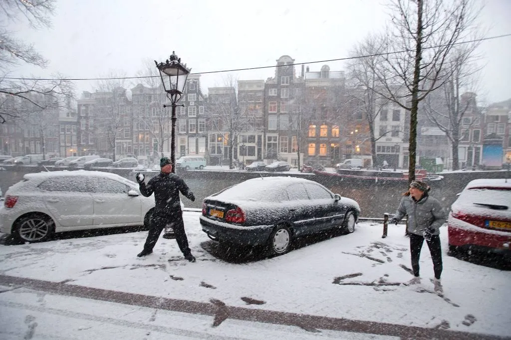 er viel tot wel 44 centimeter sneeuw1513029620