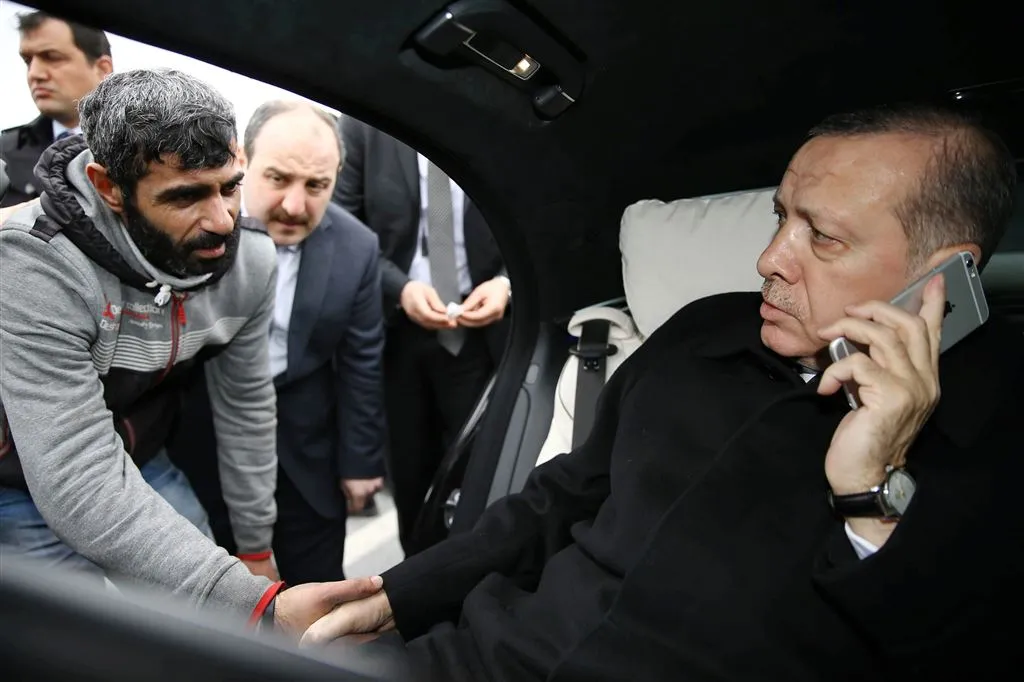 erdogan voorkomt zelfmoord van man1451074818