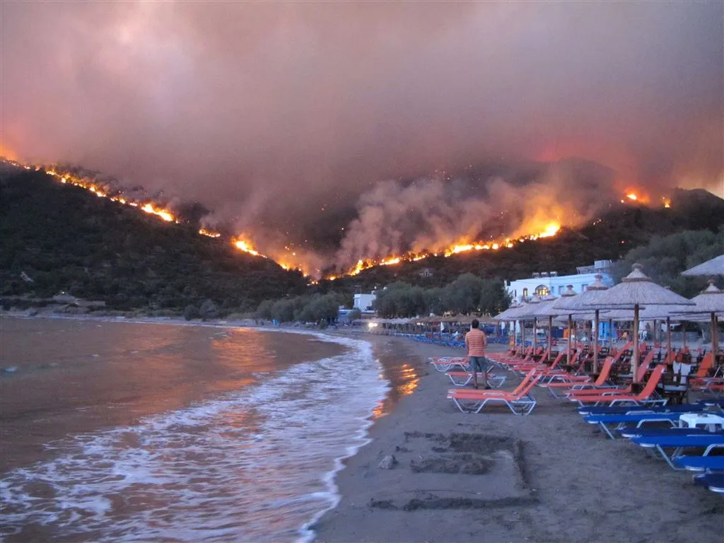 evacuaties door brand op grieks eiland chios1469431031
