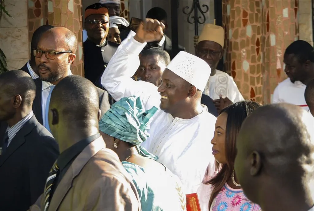 ex president gambia kondigt vertrek aan1484968362