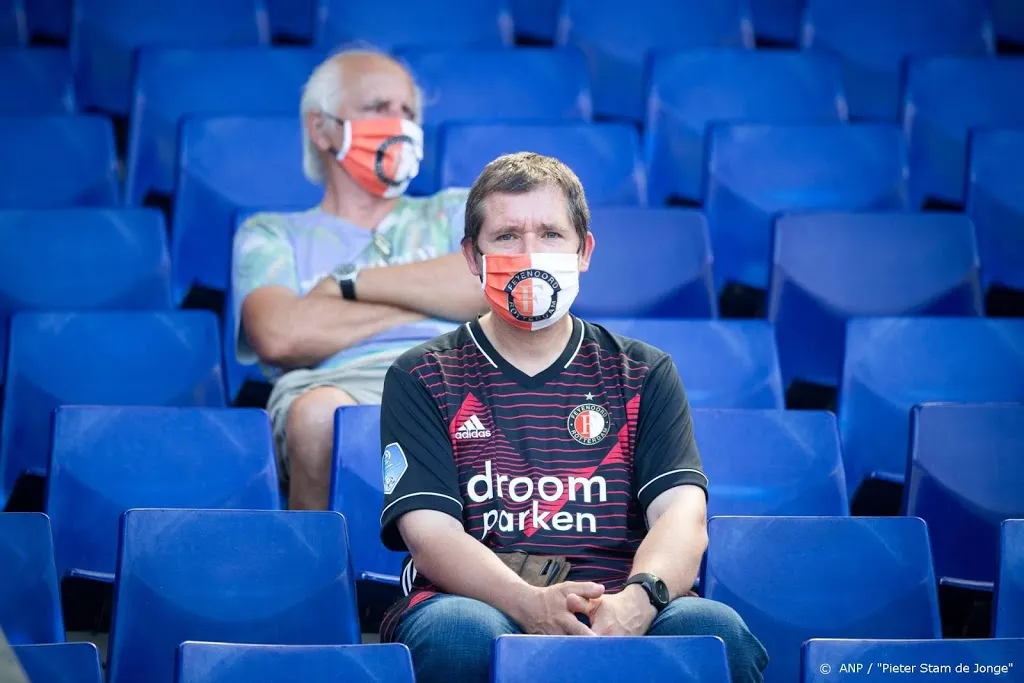 fans van feyenoord met mondkapje in de kuip1596977069