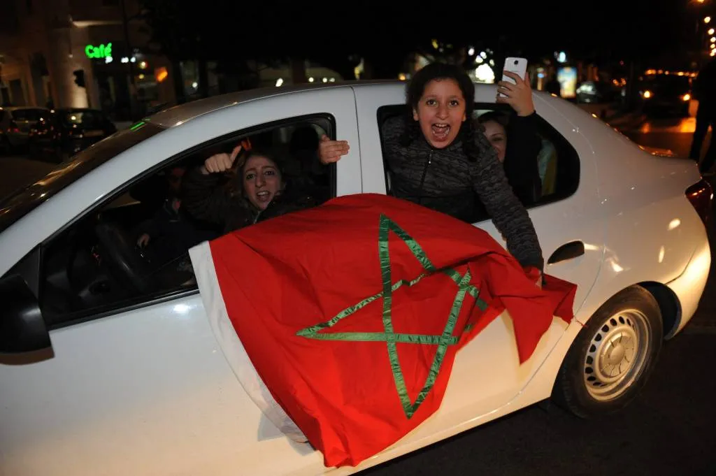 feestende menigte viert marokkaans succes1510433283