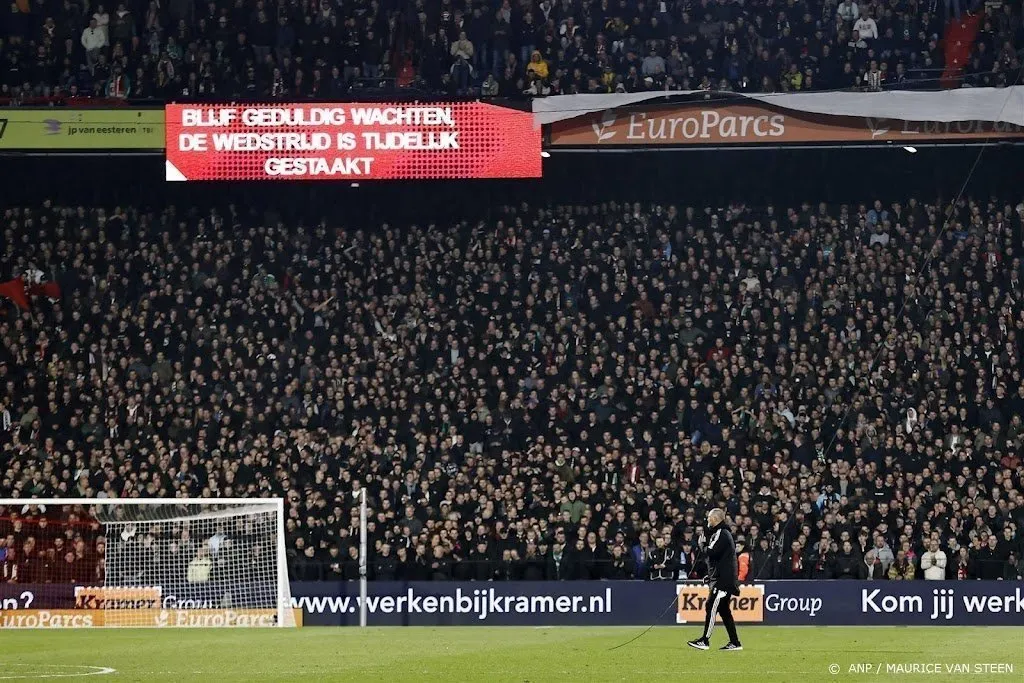 feyenoord gaat veld tot einde seizoen aan vier zijden afschermen1680881128