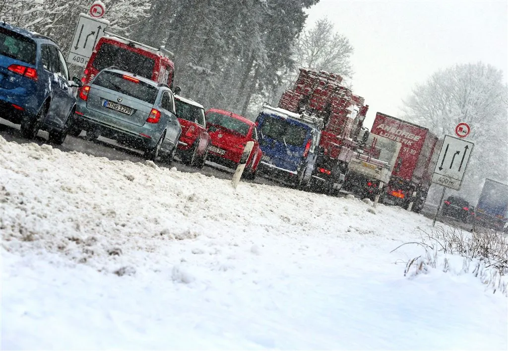 flink pak sneeuw hindert wintersportverkeer1457164348