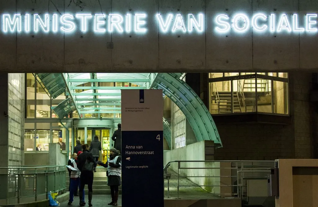 fnv loonakkoord is sigaar uit eigen doos1438575847