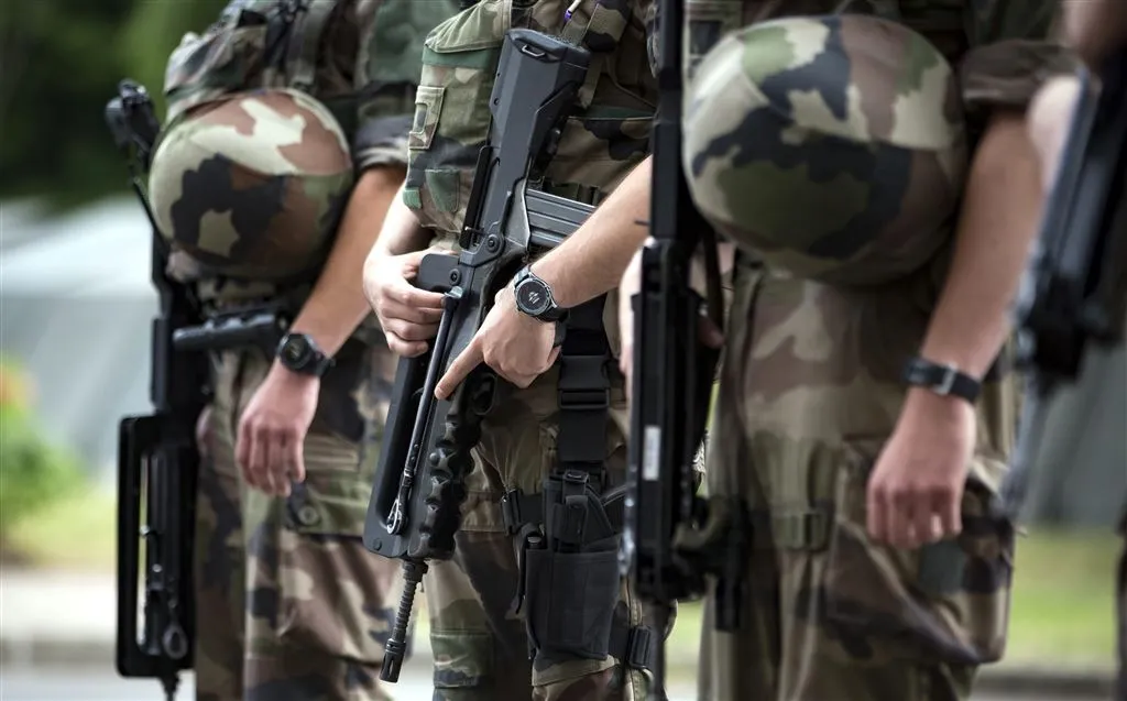 franse militairen aangereden bij parijs1502264889