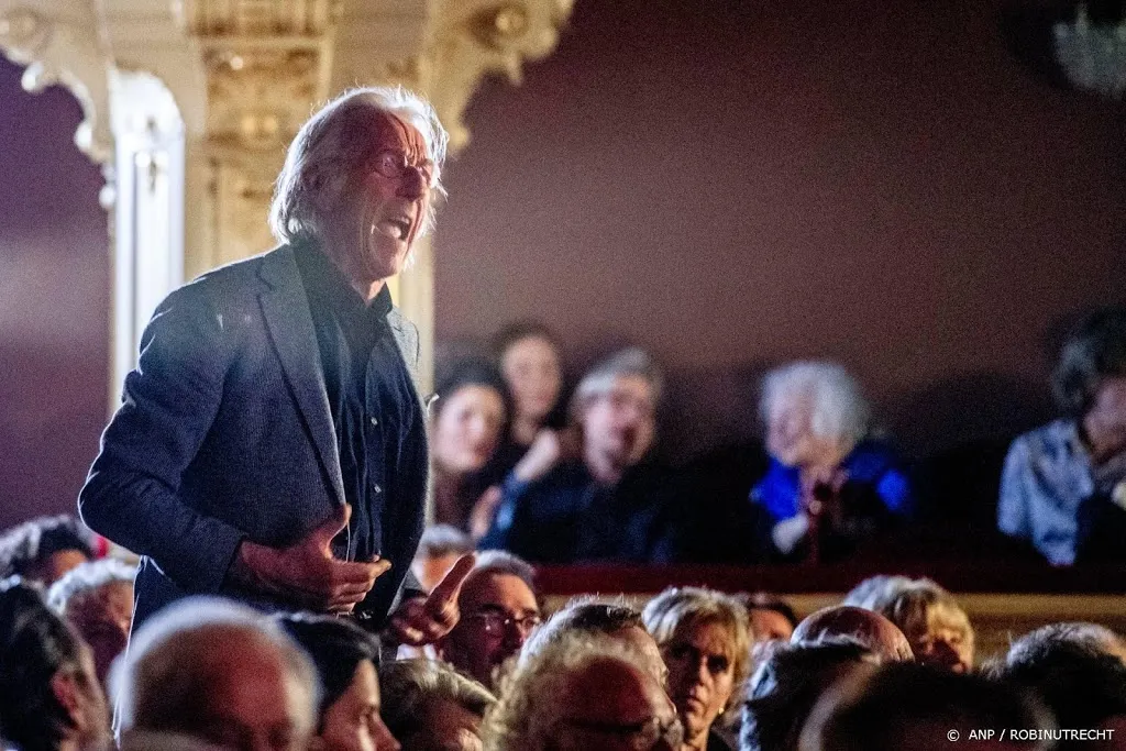 freek de jonge doet nieuwjaarsconference op tv1553518572