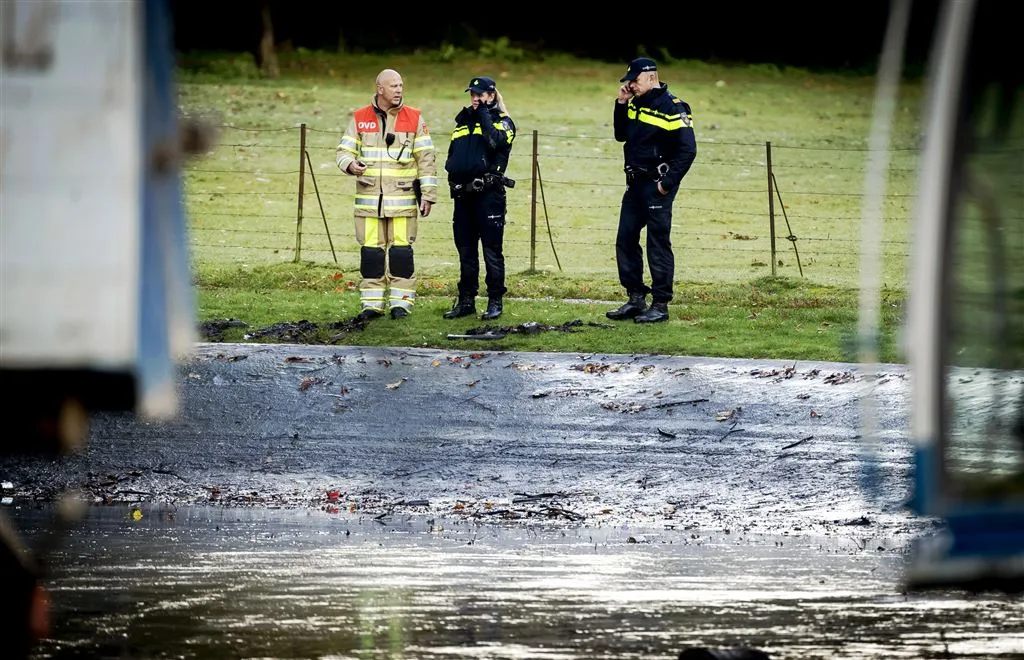 geen spullen anne faber in leeggepompte vijver1507280650