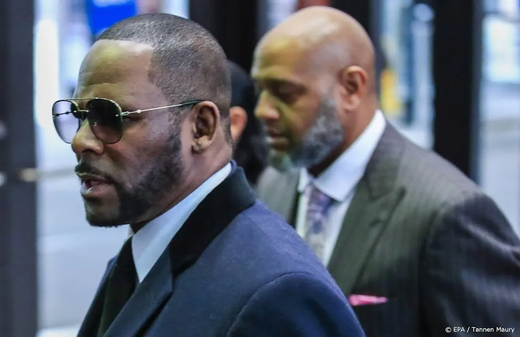 getuige zegt dat r kelly haar honderden keren misbruikt heeft1660857376