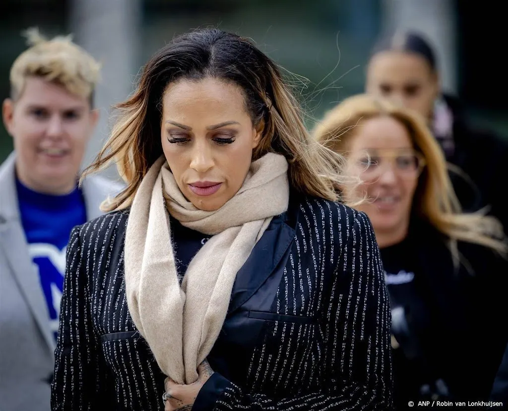 glennis grace voert taakstraf uit in verzorgingstehuis1676019895