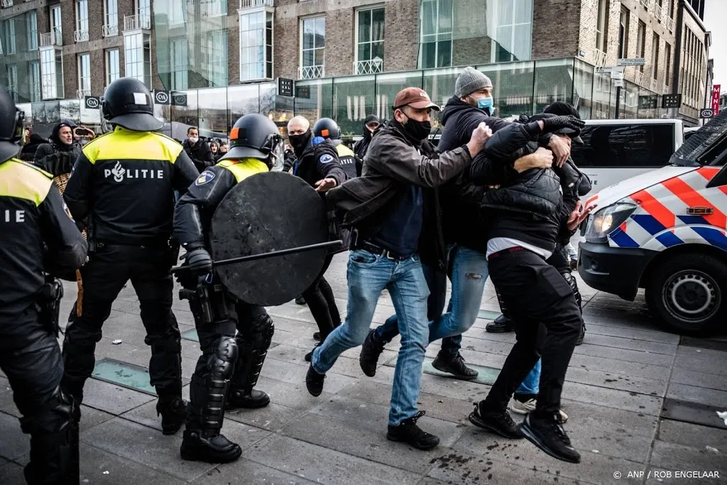 grapperhaus politie treedt terecht hard op tegen relschoppers1611509779