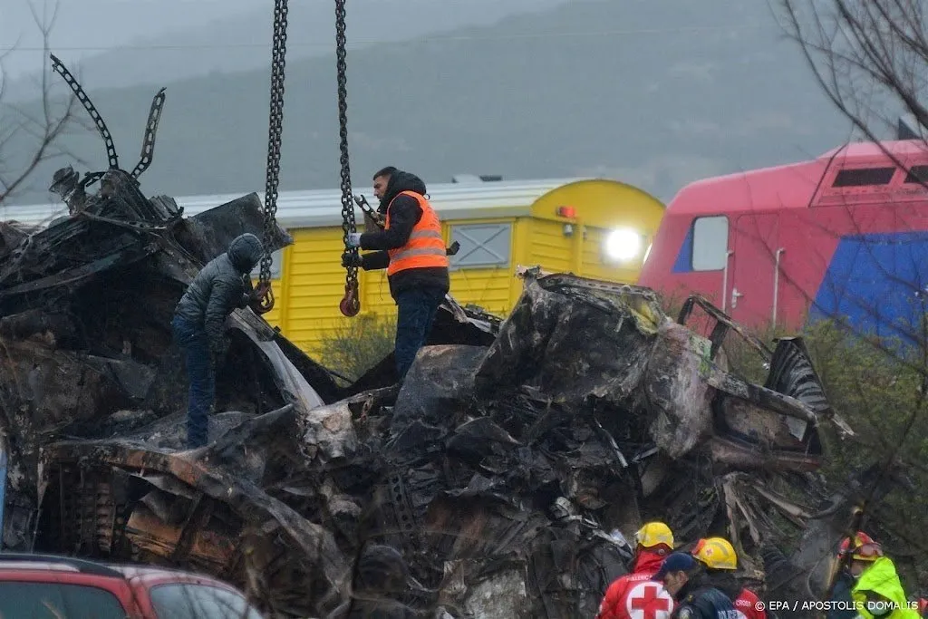 griekse politie doorzoekt treinstation na dodelijke crash1677832344