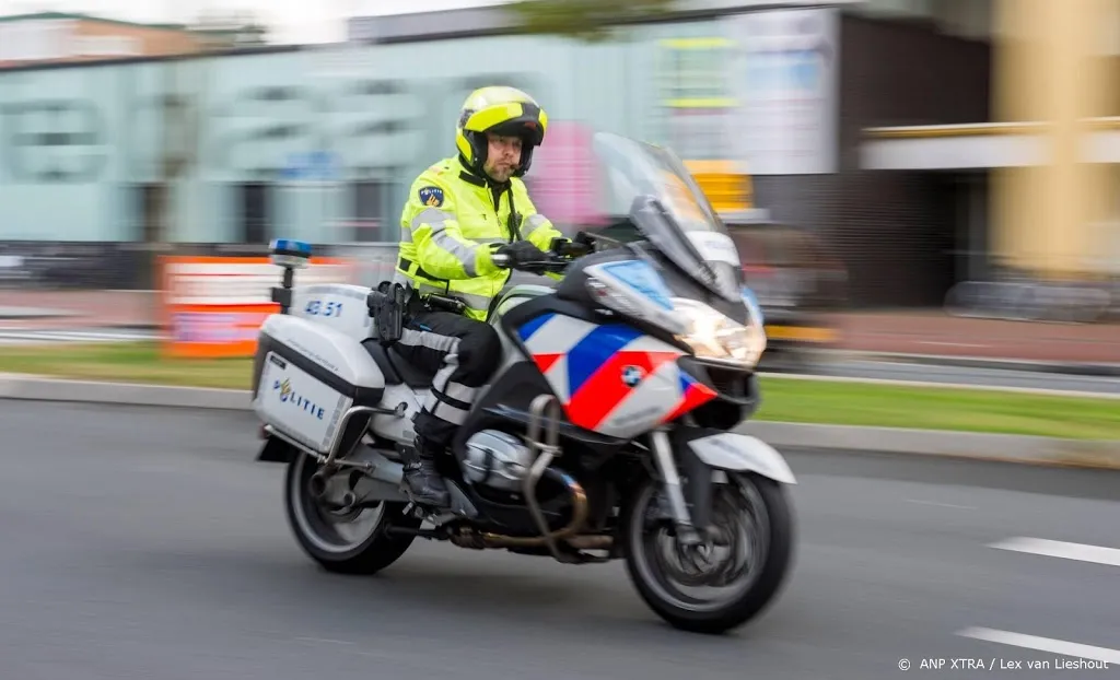 groep jongeren keert zich tegen motoragent1569156969