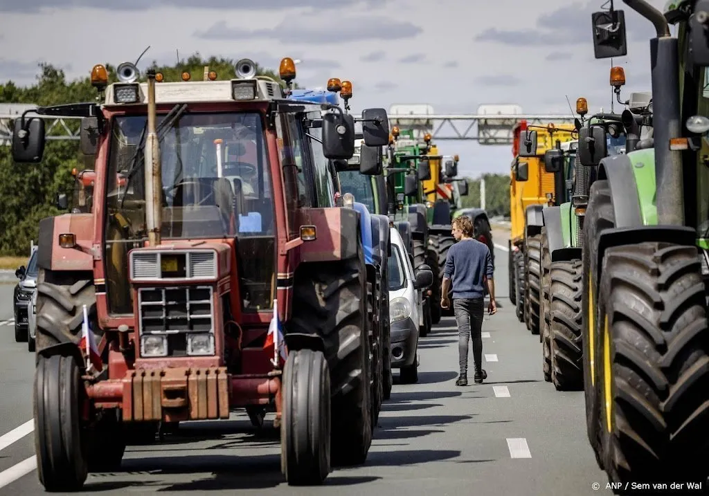 groepje boeren met trekkers in den haag ondanks noodbevel1663646933