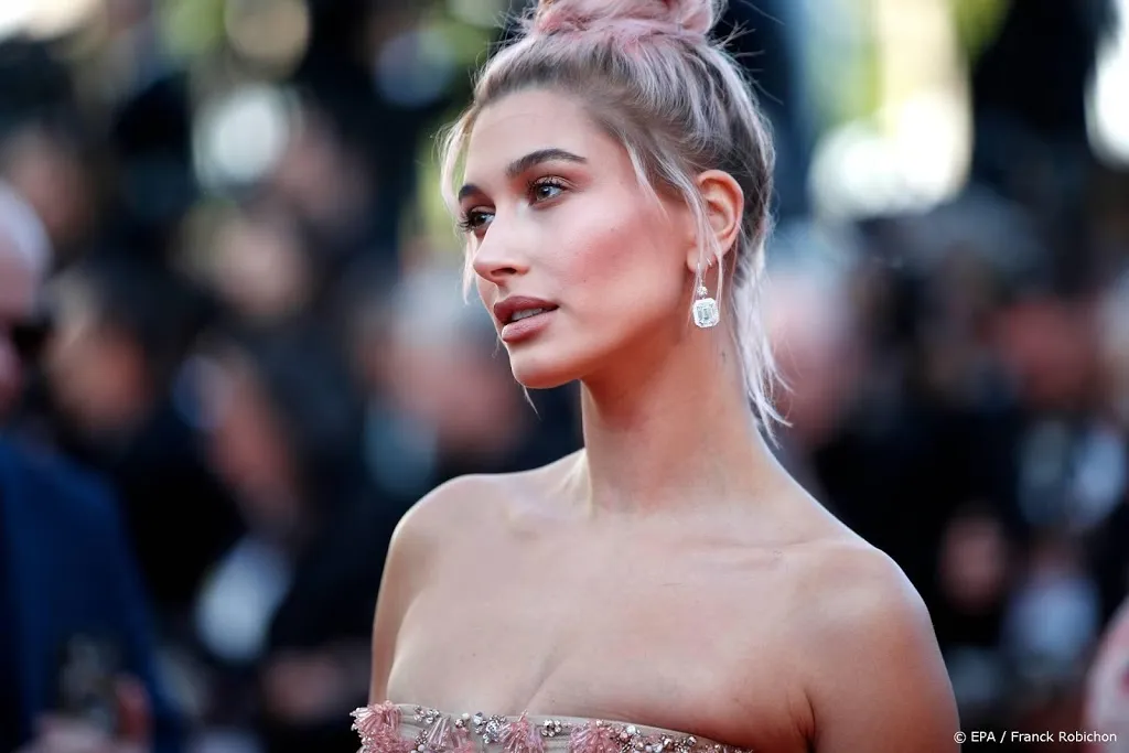 hailey bieber steunt justin tijdens depressie1551320894