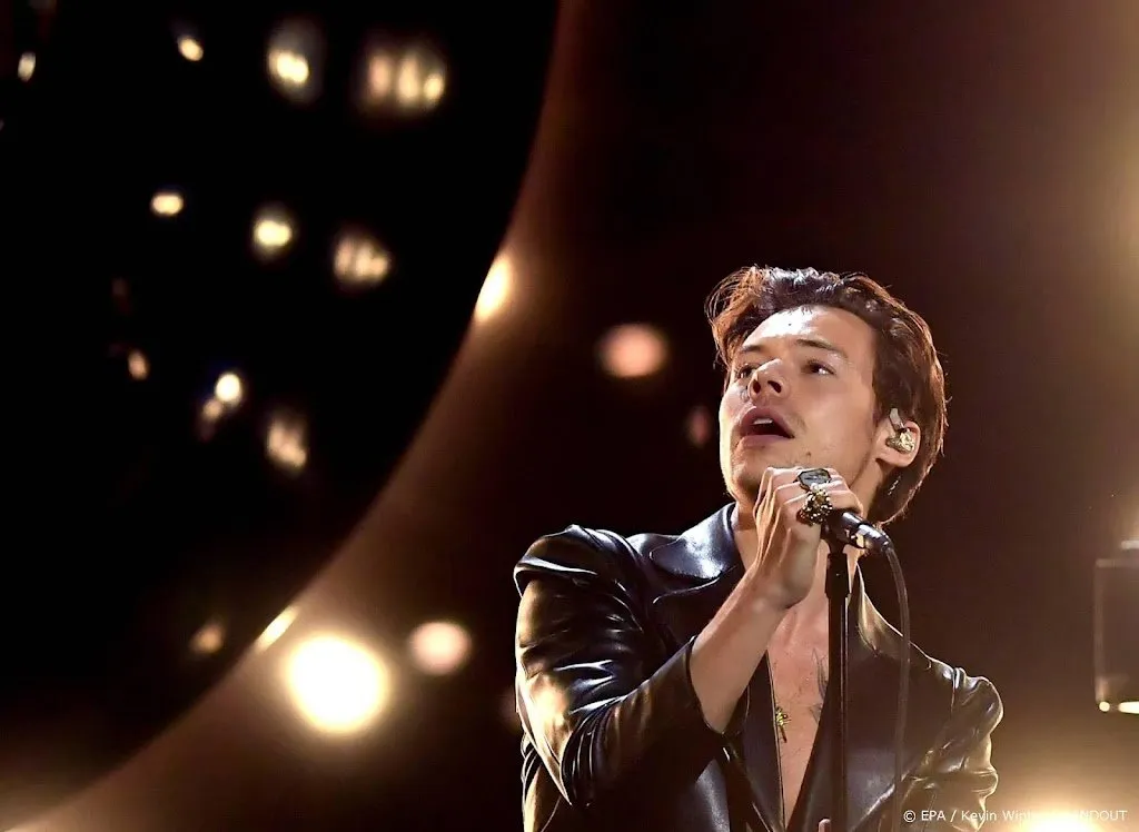 harry styles helpt fan uit de kast komen bij optreden ziggo dome1657400239