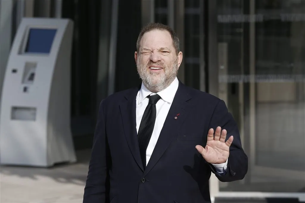 harvey weinstein naar kliniek vertrokken1507791621