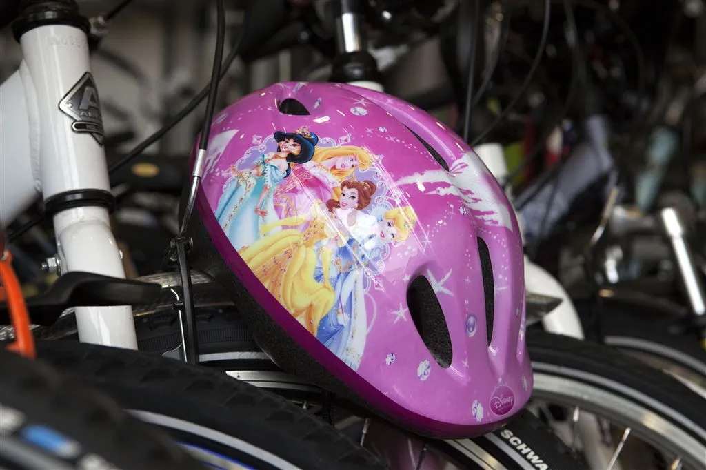 helm verplicht voor jonge en oude fietsers1423214166