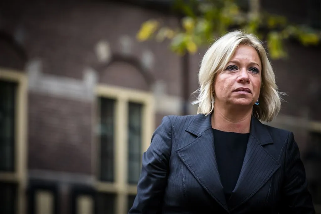 hennis biedt nabestaanden excuses aan1506889211