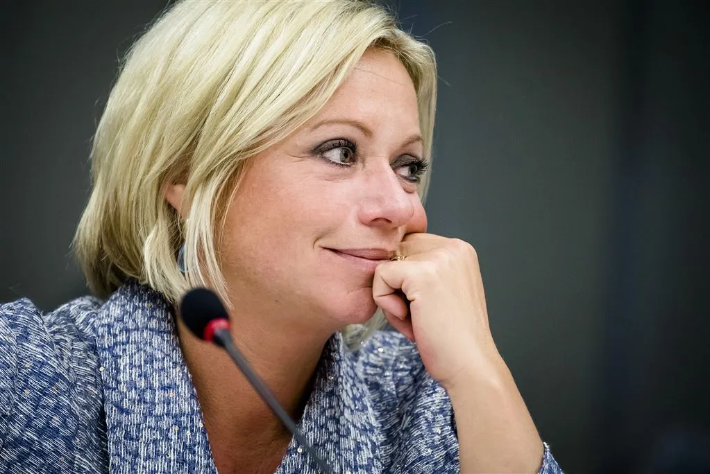 hennis tegen herinvoering van dienstplicht1476239068