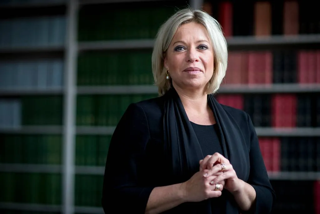 hennis vertrekt uit kamer gaat naar irak1535762673