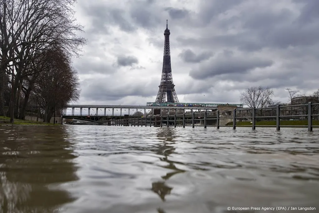 hoge stand seine dreigt delen parijs onder water te zetten1612229134