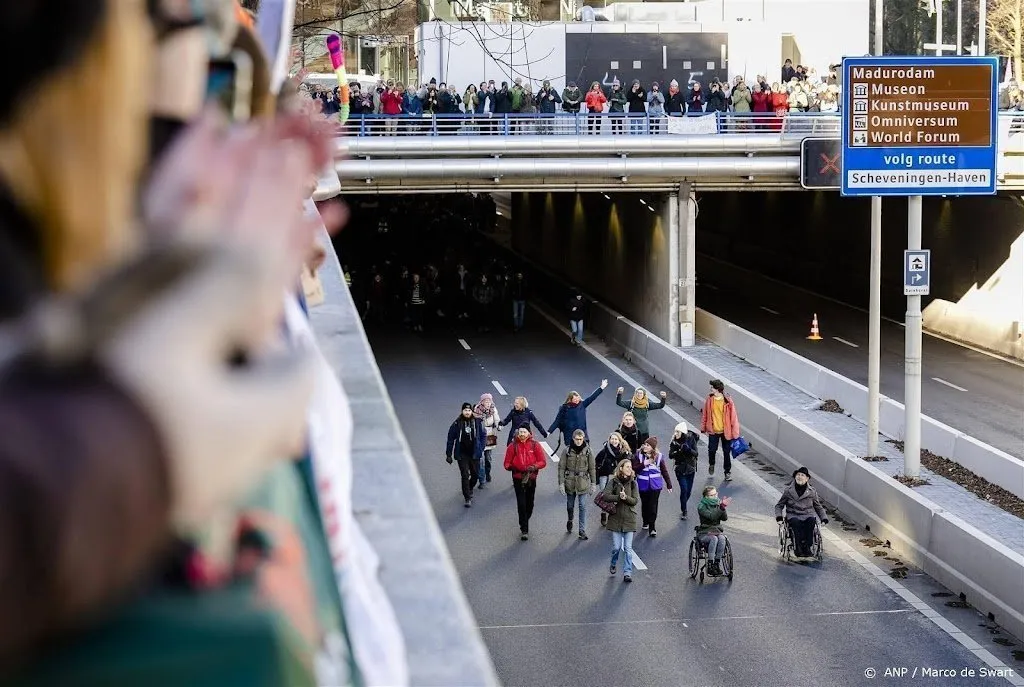 honderden klimaatactievoerders blokkeren a12 in den haag1674905064