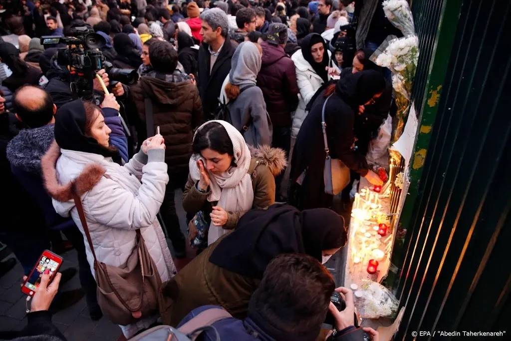 iraniers in teheran de straat op tegen eigen regering1578762486