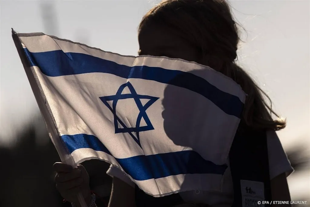israelische vlaggen urk van huizen gehaald en in brand gestoken1697015831