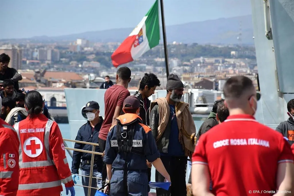 italiaanse kustwacht redt 600 migranten van boot1681706028