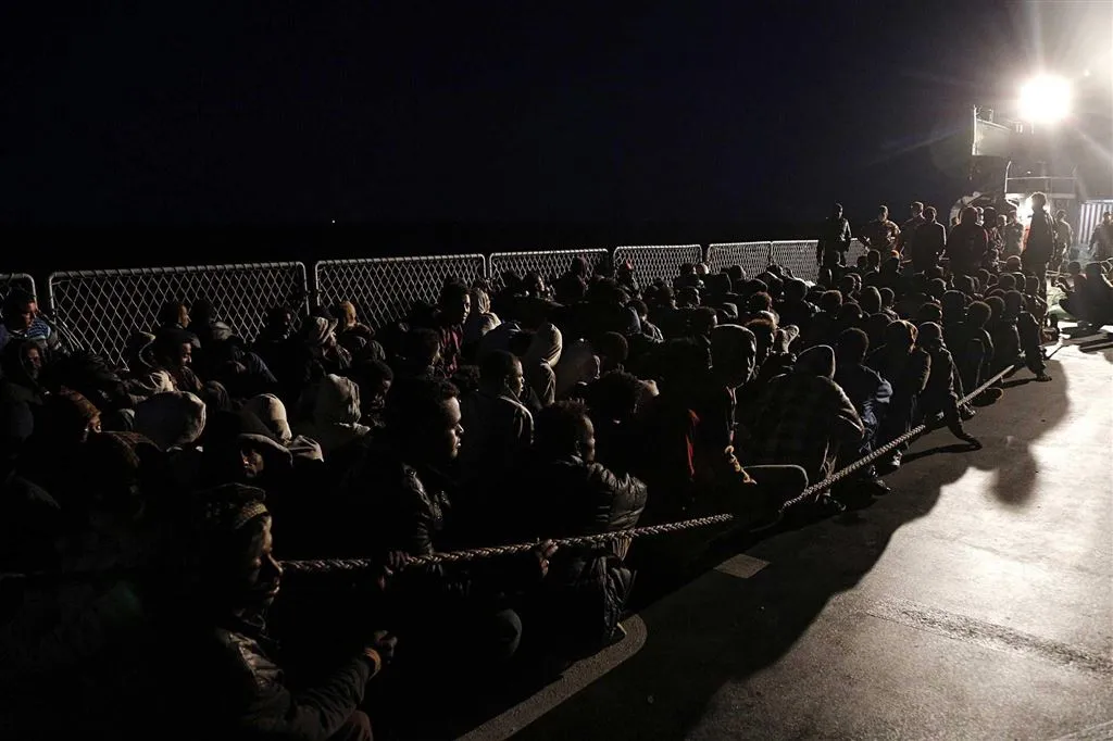 italianen redden 2100 bootvluchtelingen1424035207