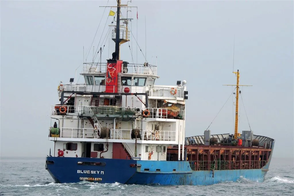 italie heeft migrantenschip overgenomen1419996738