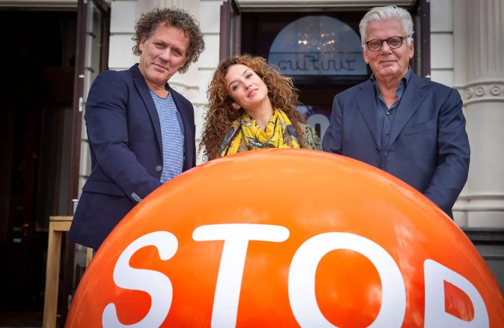 jan slagter steekt bij pauw laatste sigaret op1538433857