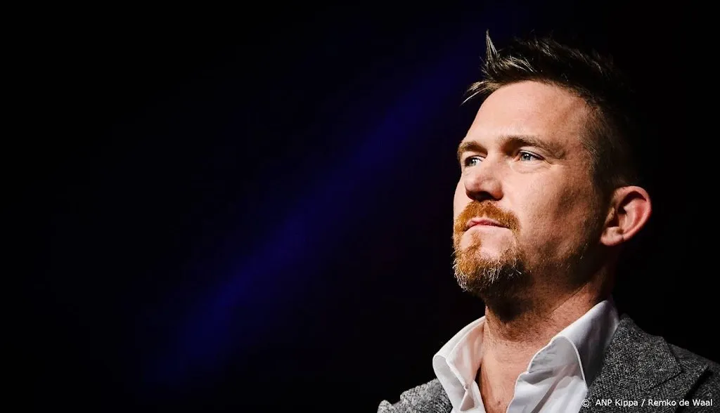 johnny de mol stopt met presentatie hlf8 na nieuwe beschuldiging1650999137