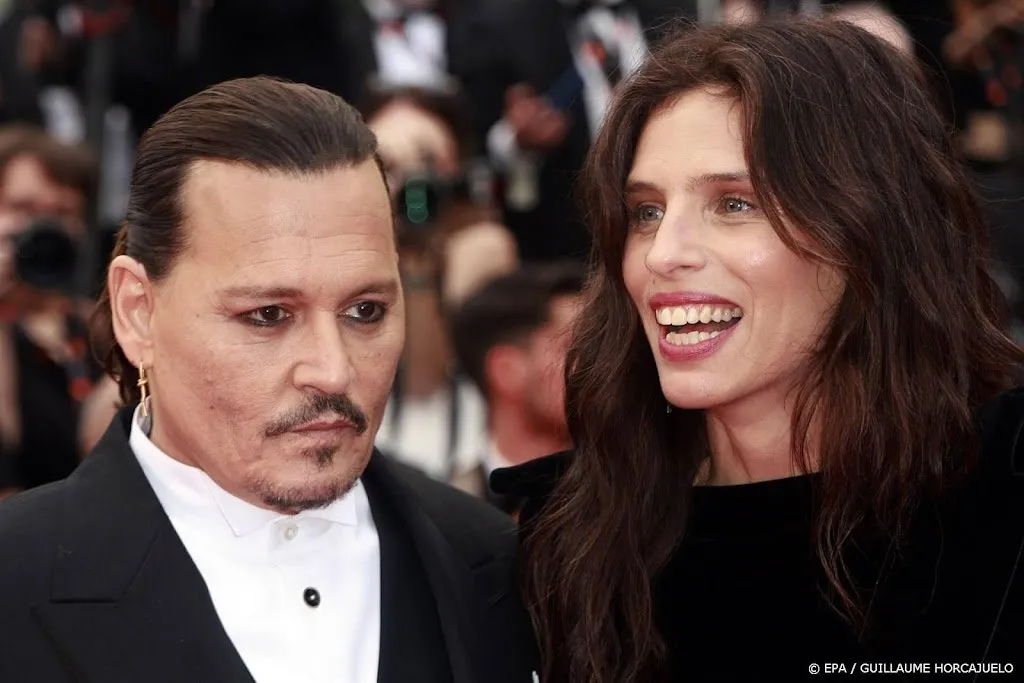 johnny depp in tranen bij openingsfilm cannes1684291703