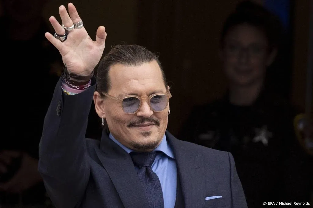 johnny depp verrast fans met optreden in verenigd koninkrijk1653873370