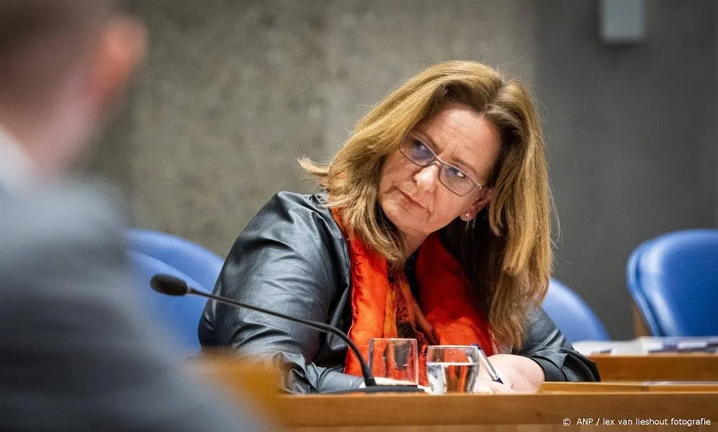 kabinet grijpt in bij commissie voor afhandeling toeslagen1694102222
