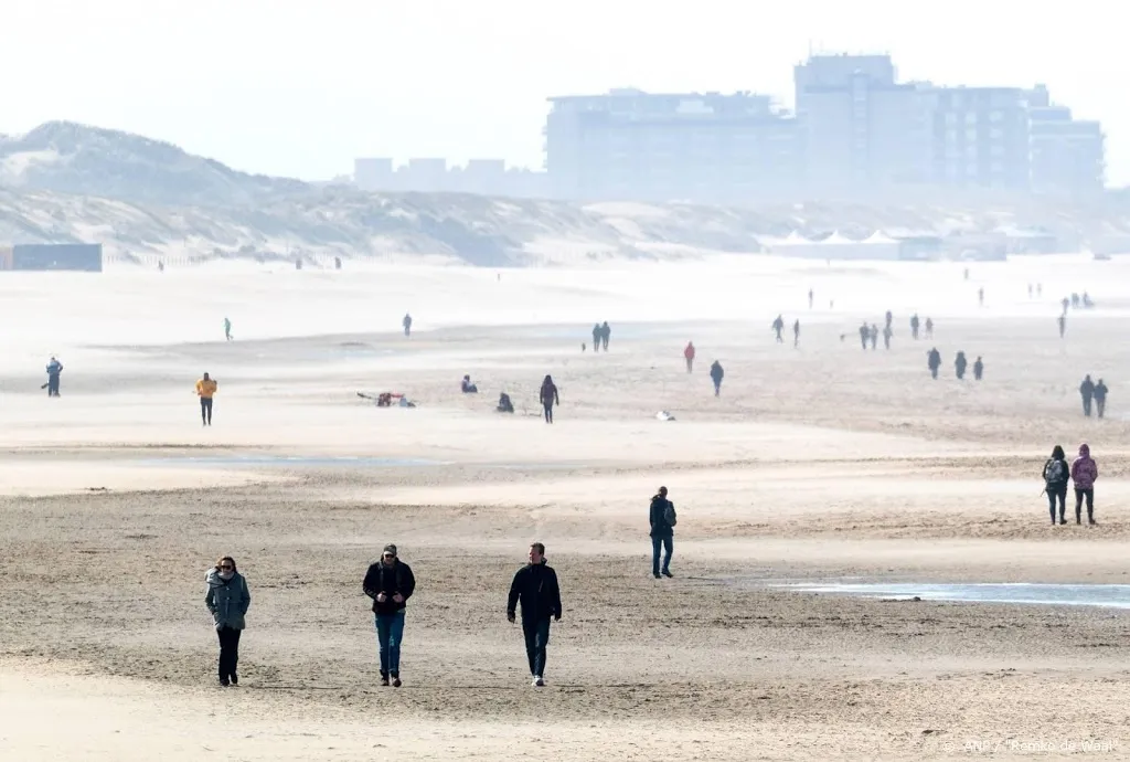 kalmte op stranden na oproep thuis te blijven1585403052