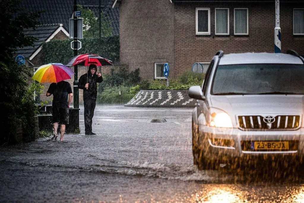 kans op wateroverlast door overtrekkende onweersbuien1656036981