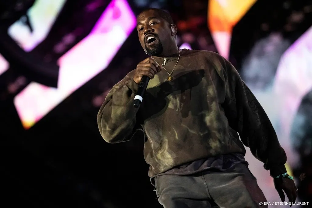 kanye west bouwt star wars huizen voor armen1562729060