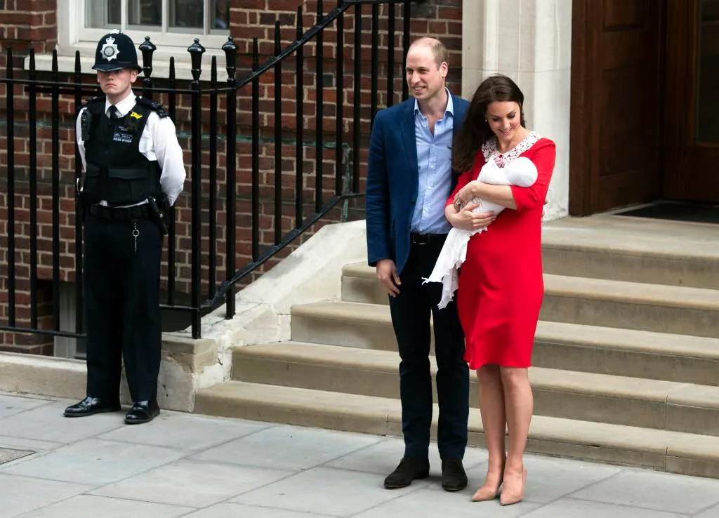 kate en william verlaten ziekenhuis met zoon1524505215