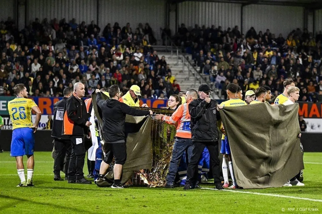 keeper vaessen van rkc is bij kennis en naar ziekenhuis gebracht1696110266