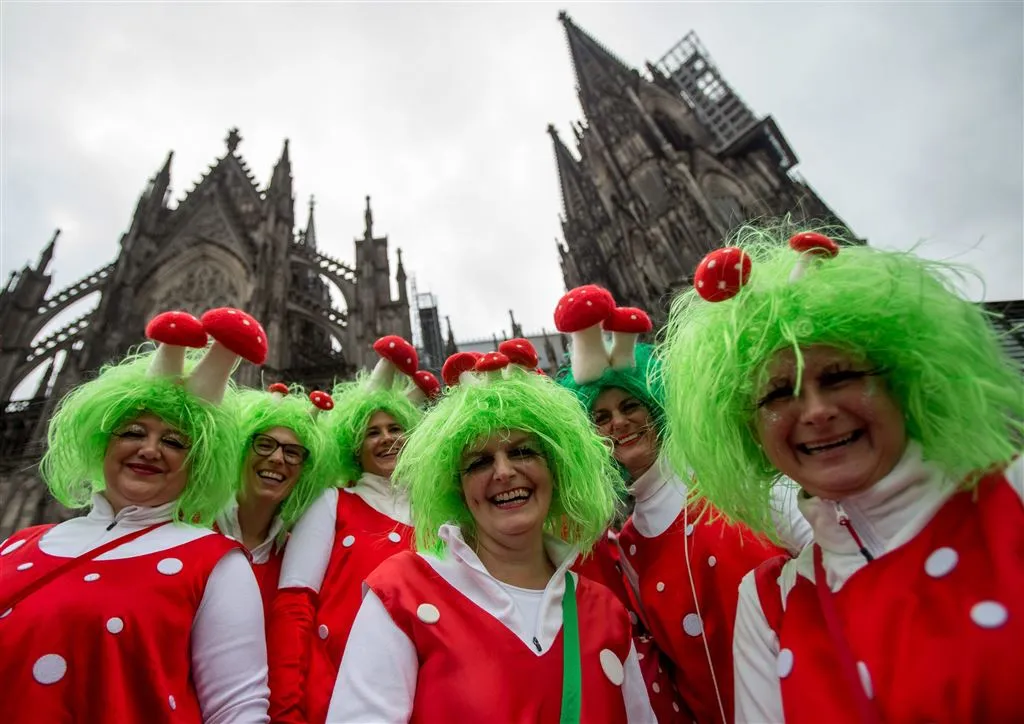 keulen zet 2500 politiemensen met carnaval in1454073134
