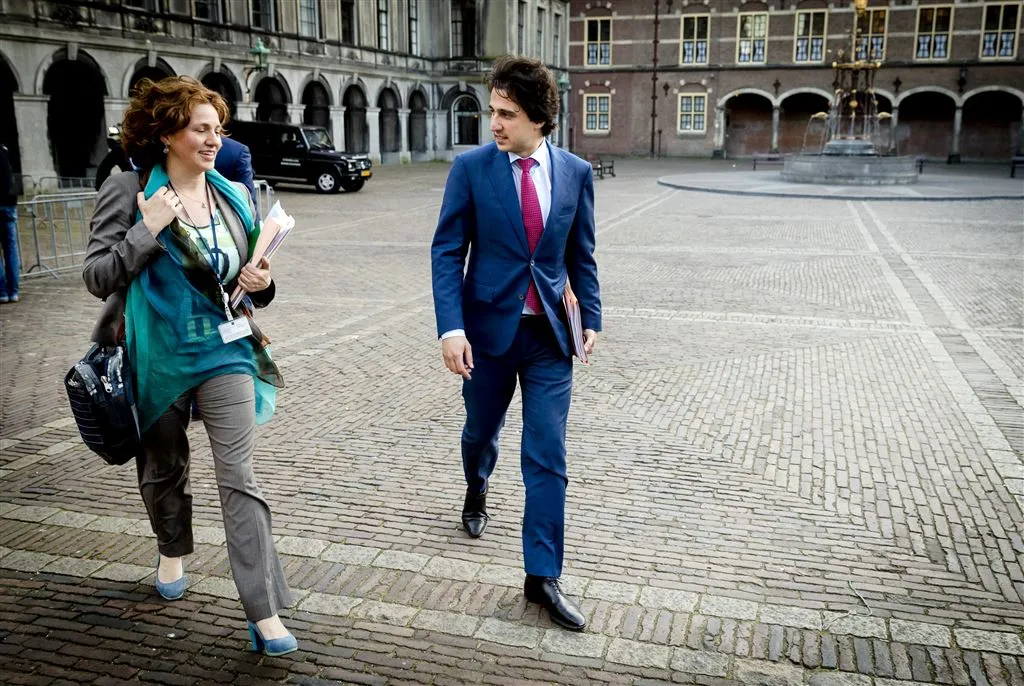 klaver terug aan formatietafel1492431415