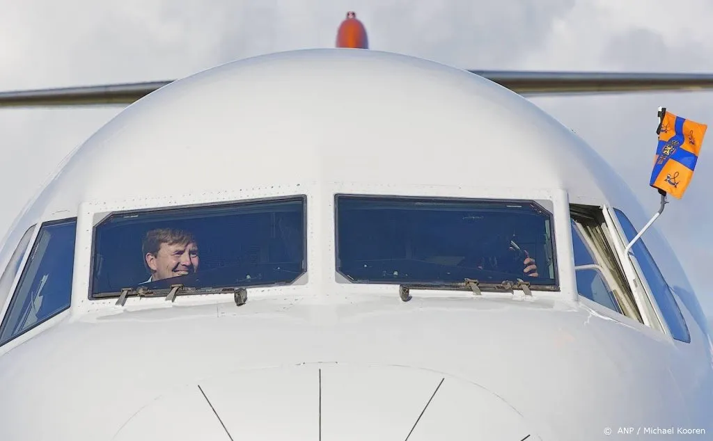 koning in cockpit tijdens vlucht naar berlijn voor staatsbezoek1625477781