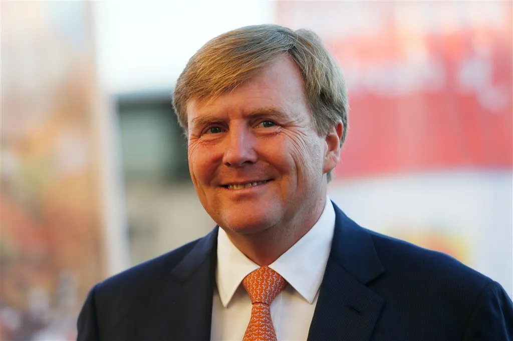 koning opent grootste gevangenis van het land1473128325