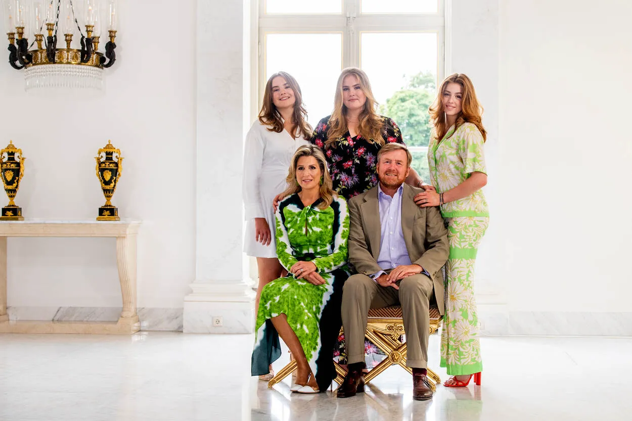 koninklijk gezin poseert tijdens de fotosessie op paleis noordeinde
