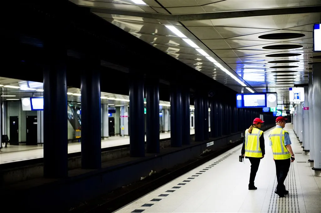 koperroof legt treinverkeer bij schiphol plat1409883127