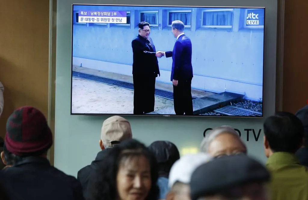 koreaanse leiders schudden elkaar de hand1524793208
